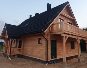Dom z bali, drewniany, średni